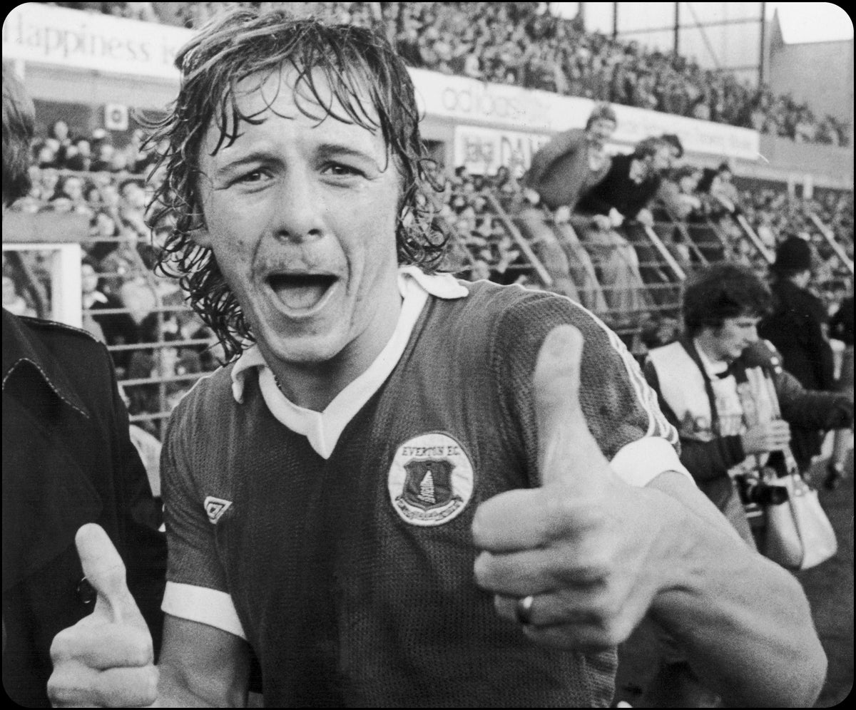 Retrotext The 80s Team book cover featuring a black and white photo of an Everton player celebrating with a thumbs up