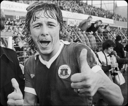 Retrotext The 80s Team book cover featuring a black and white photo of an Everton player celebrating with a thumbs up
