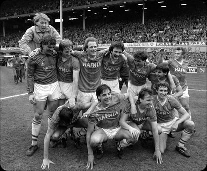 Retrotext The 80s Team book cover featuring a black and white photo of the Everton football squad celebrating on pitch